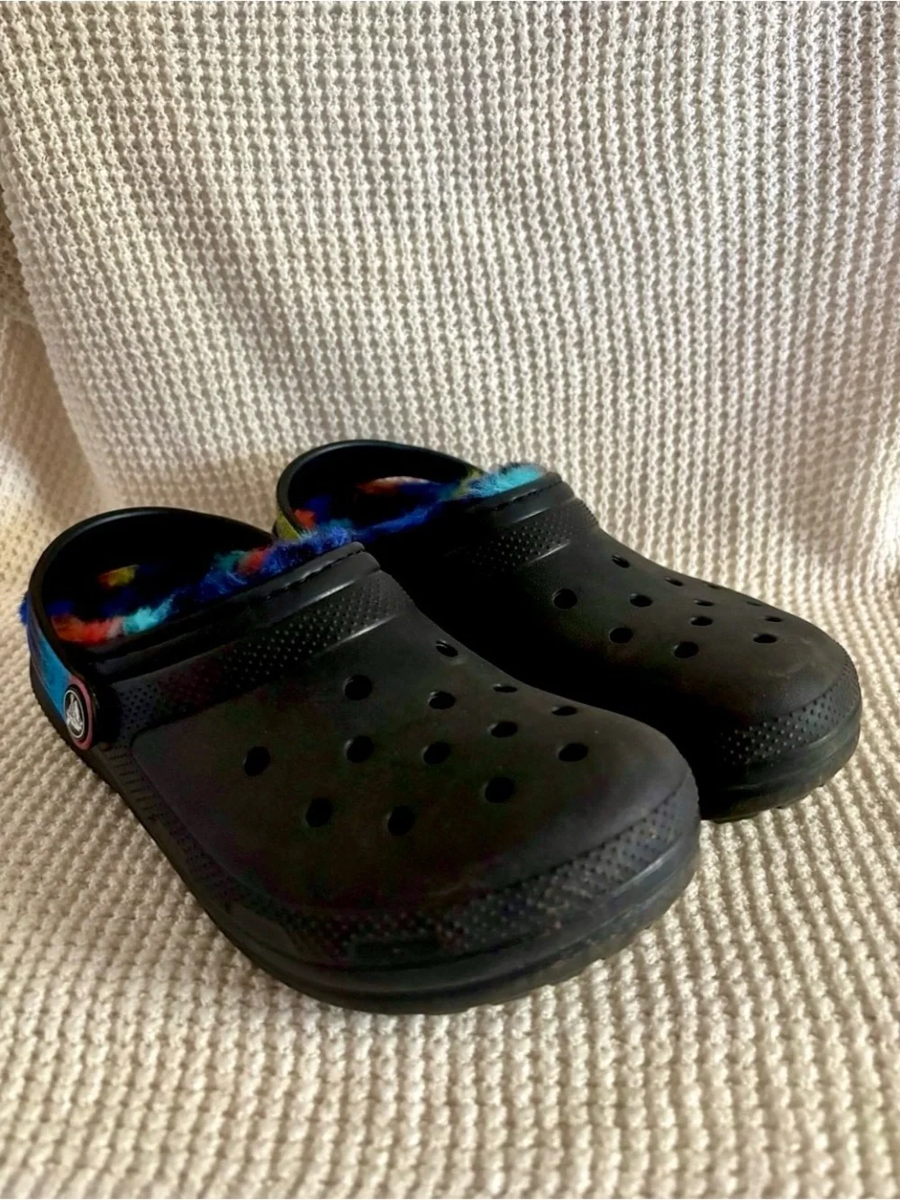 Crocs Kids 4 Black Lined Clogs – Rainbow Fuzzy Interior - Picture 3 of 11